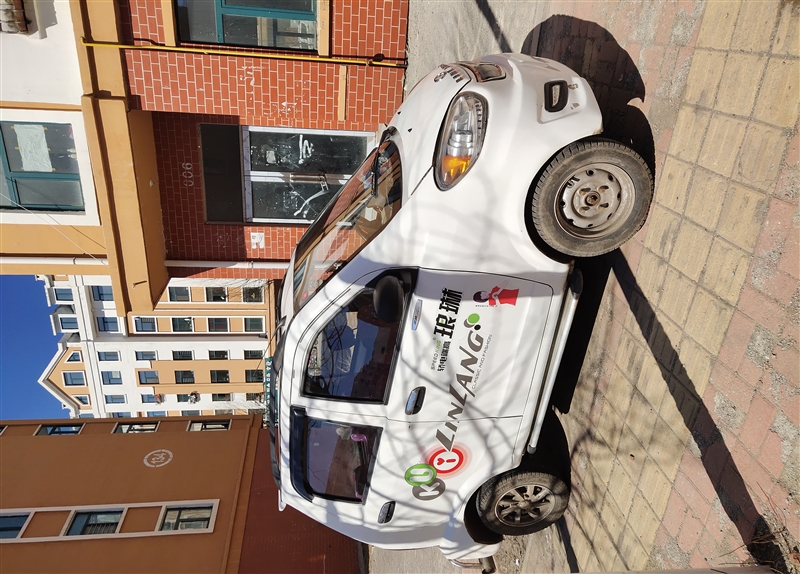 電動轎車低價處理。