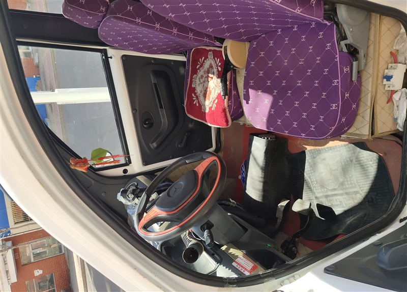 電動轎車低價處理。