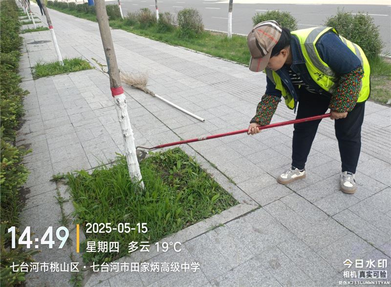 七臺(tái)河市大學(xué)西側(cè)文華路環(huán)衛(wèi)工人